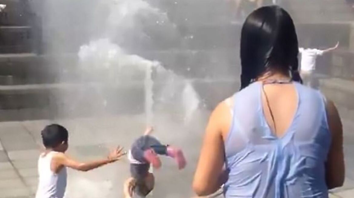 Βίντεο: Τετράχρονο κορίτσι εκτοξεύεται στον αέρα από πίδακα νερού