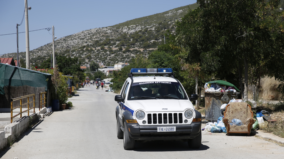 Μενίδι: Ρομά επιτέθηκαν σε αστυνομικό και του έκλεψαν το όπλο