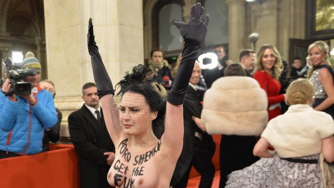 Βίντεο: Γυμνόστηθη μέλος της FEMEN «περπάτησε» στο κόκκινο χαλί της Όπερας της Βιέννης