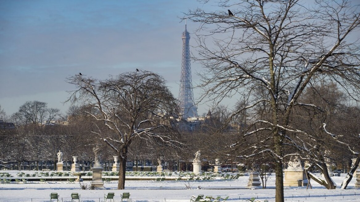 Το χιόνι καλύπτει το Παρίσι - Κλειστός για ακόμα δύο μέρες ο Πύργος του Άιφελ
