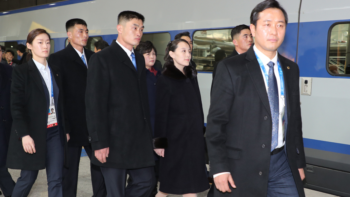 Περιτριγυρισμένη από πράκτορες έφτασε στη Νότια Κορέα η αδερφή του Κιμ Γιονγκ Ουν