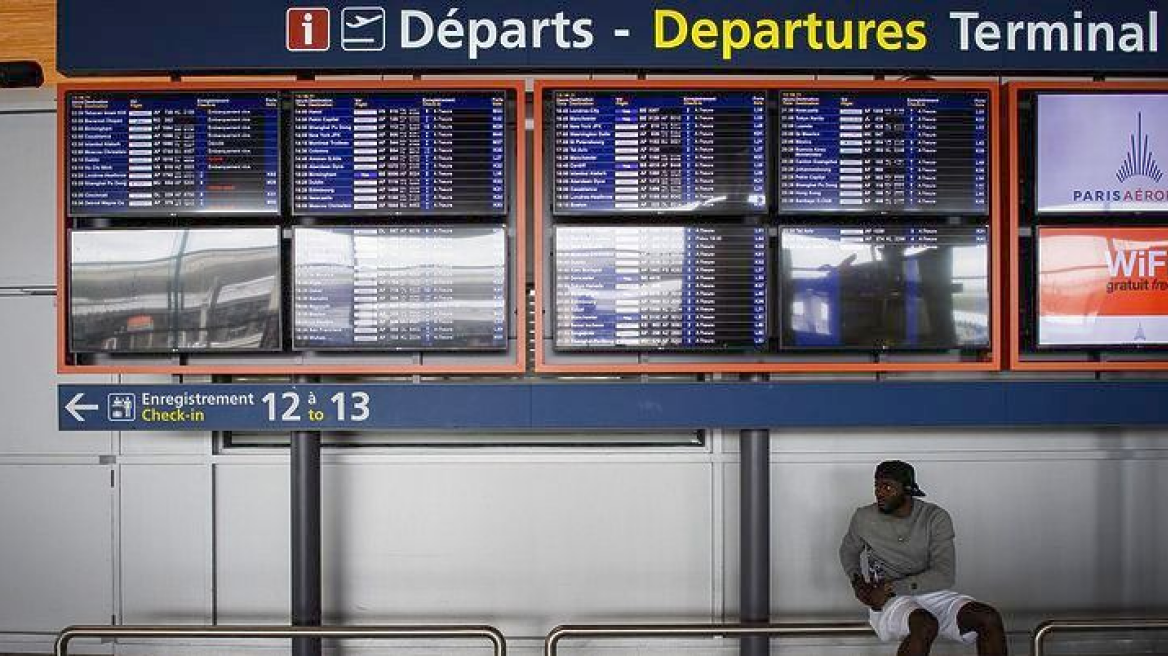 Σε κλοιό πάγου το Παρίσι: Ακυρώθηκαν 200 πτήσεις στο αεροδρόμιο Ορλί