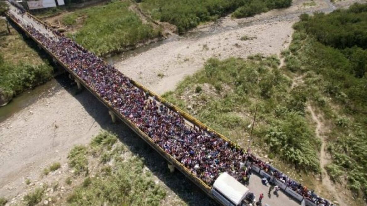 Η Κολομβία «σφραγίζει» τα σύνορα και χιλιάδες Βενεζουελάνοι τρέχουν να προλάβουν