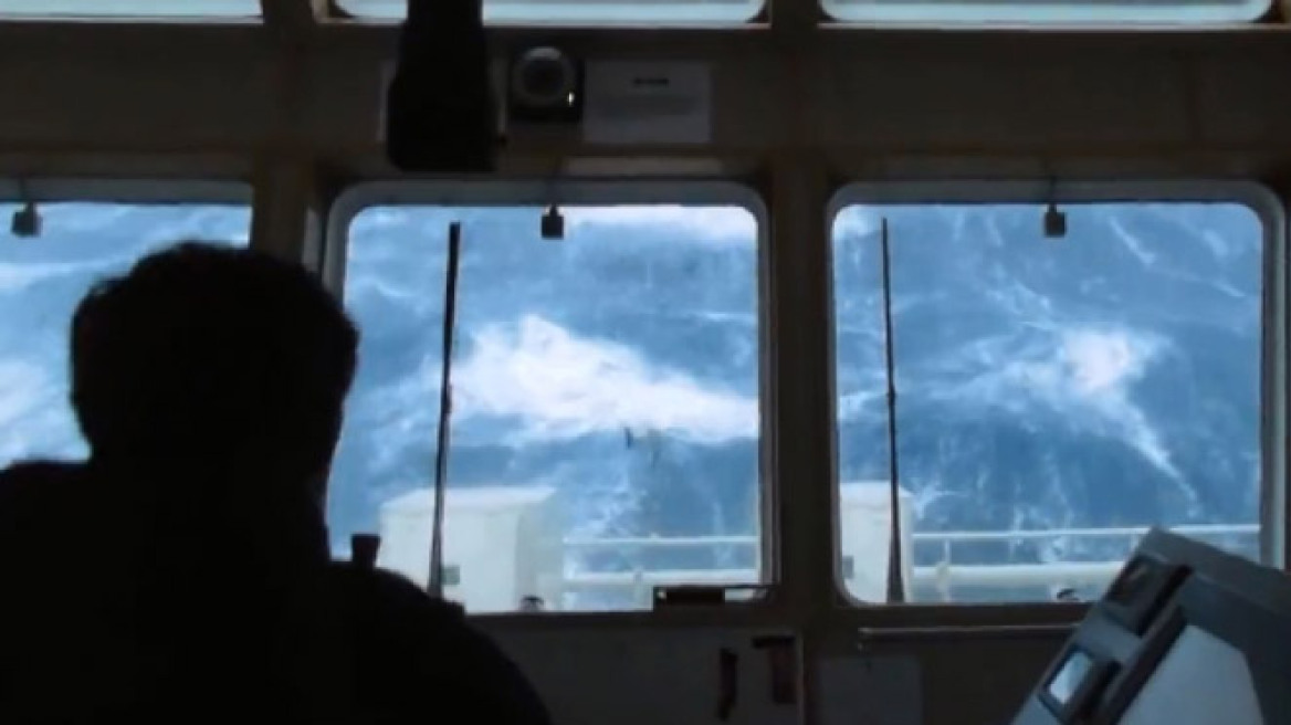 Μάχη που κόβει την ανάσα - Πλοίο παλεύει με τεράστια κύματα στη Β. Θάλασσα 