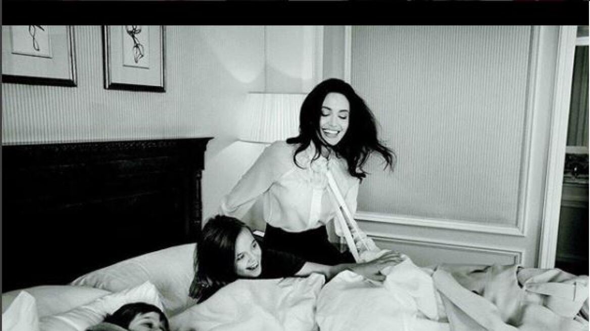 H Angelina Jolie φωτογραφίζεται με τις κόρες της και μιλά για τα δικαιώματα της γυναίκας 