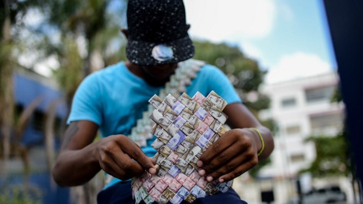Απίστευτο: Στη Βενεζουέλα πλέκουν... καλάθια με χαρτονομίσματα λόγω της υποτίμησης