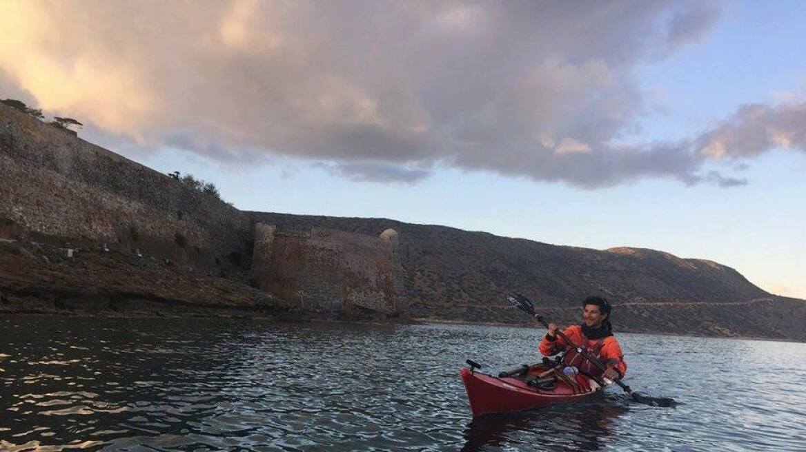 Man sails around Crete on a kayak in 39 days! (PHOTOS)