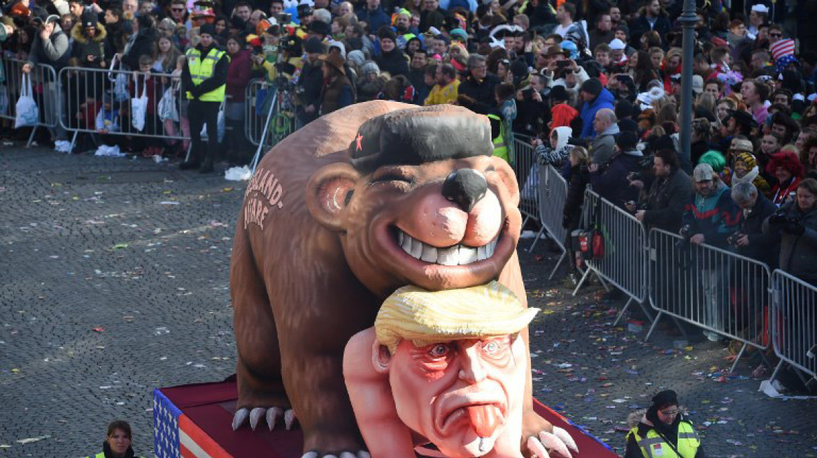 Η ρωσική αρκούδα στα 4... καβαλάει τον Τραμπ στο καρναβάλι της Κολωνίας 