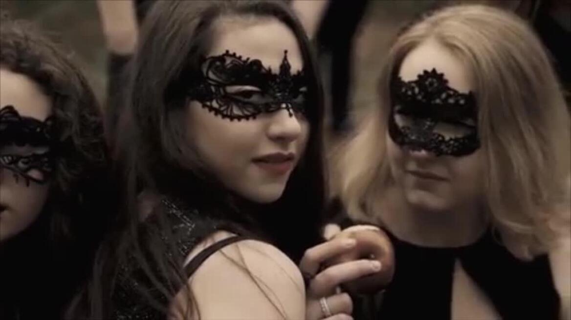 «Έκοψαν» διαφήμιση για χορό φοιτητών του Κέιμπριτζ λόγω «έντονα σεξουαλικού περιεχομένου»