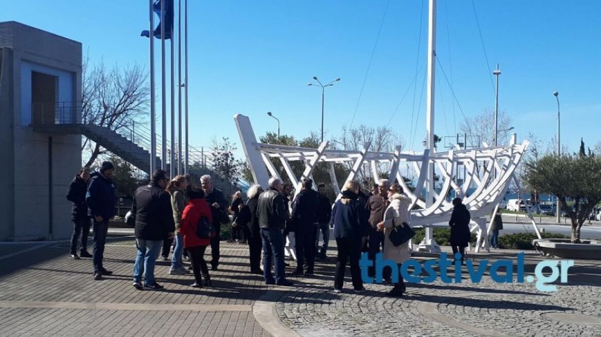 Βίντεο: «Μπουτάρη παραιτήσου» φωνάζουν διαδηλωτές έξω από το δημαρχείο Θεσσαλονίκης