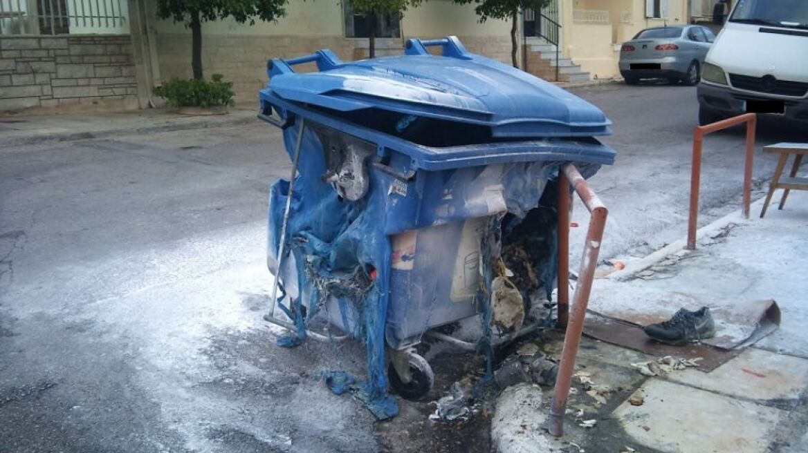 Θεσσαλονίκη: Πέντε κάδοι κάηκαν ολοσχερώς - Εξετάζεται το ενδεχόμενο εμπρησμού