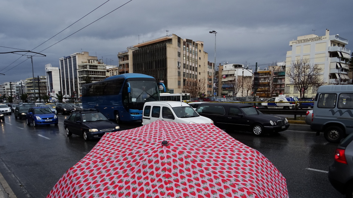 Η βροχή έφερε... ακινησία στους δρόμους της Αθήνας: Μποτιλιάρισμα και ταλαιπωρία 