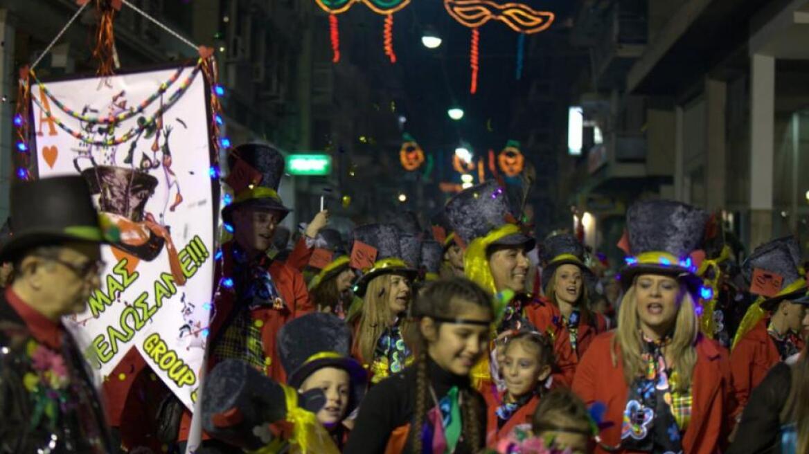 Πατρινό καρναβάλι: Δείτε live την νυχτερινή ποδαράτη παρέλαση