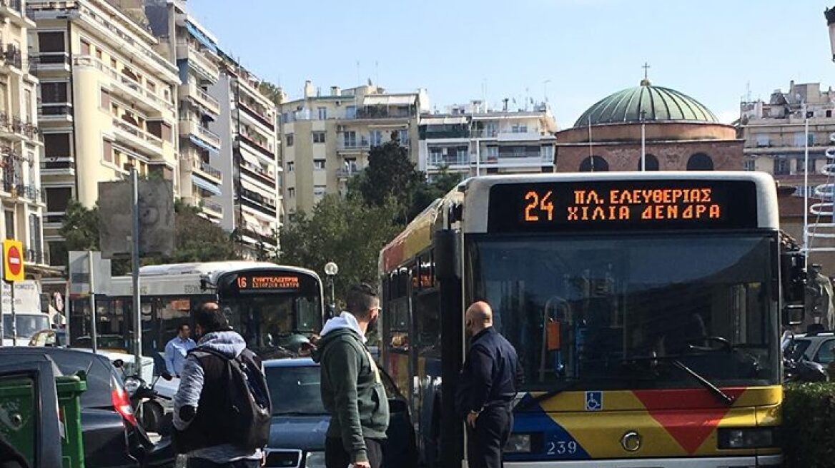 Θεσσαλονίκη: Διπλοπαρκαρισμένο «μπλόκαρε» για 15 λεπτά την κυκλοφορία στο κέντρο της πόλης