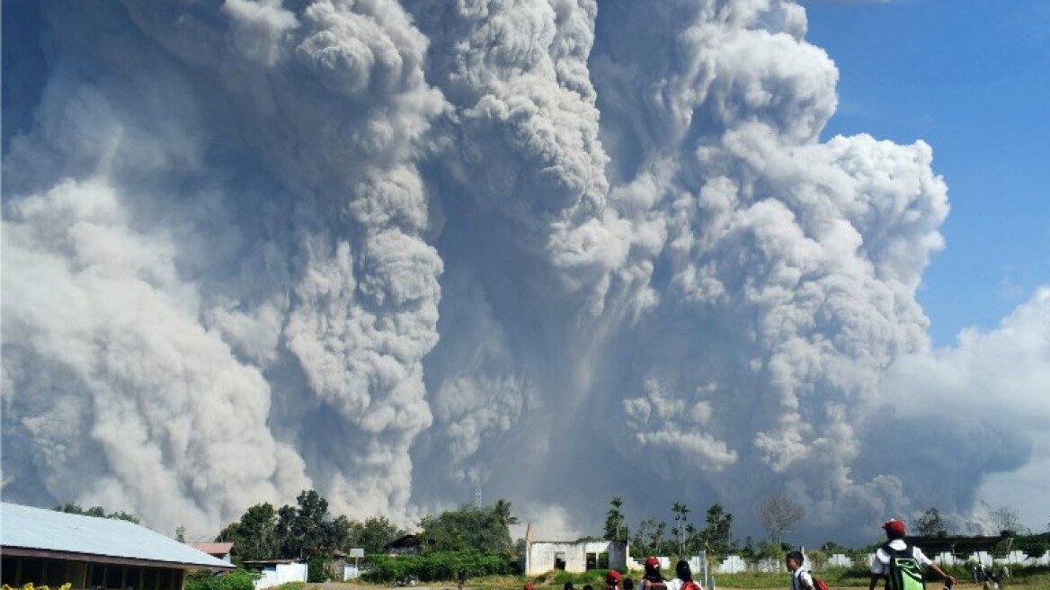 Βίντεο και φωτογραφίες: Κρύφτηκε ο ήλιος από έκρηξη ηφαιστείου στην Ινδονησία