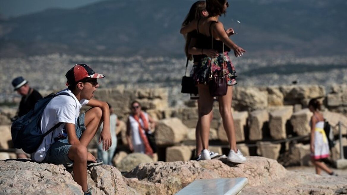 Handelsblatt: Τσίπρας - Τσακαλώτος βάζουν βαθιά το χέρι στη τσέπη των τουριστών