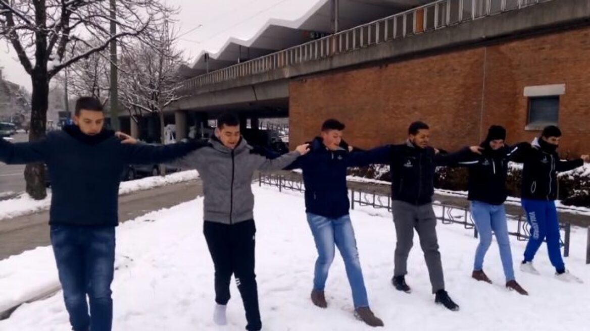 Κρητικοί χορευτές χόρεψαν πεντοζάλι στο χιόνι και ξεσήκωσαν το Μόναχο
