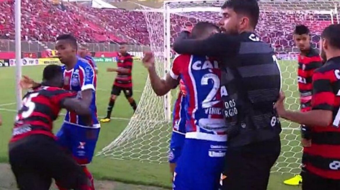 Βίντεο: Απίστευτο ξύλο μεταξύ παικτών στη Βραζιλία! 