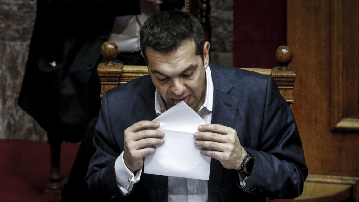 Φωτογραφίες από τη Βουλή: Ο Τσίπρας σαλιώνει τον φάκελο, ο Καραμανλής χωρίς γραβάτα