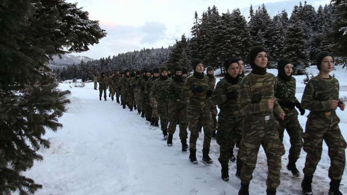 Εντυπωσιακές φωτογραφίες από τη χειμερινή εκπαίδευση της Σχολής Μονίμων Υπαξιωματικών στο Περτούλι