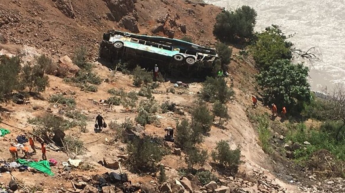 Περού: 44 νεκροί από πτώση λεωφορείου σε φαράγγι