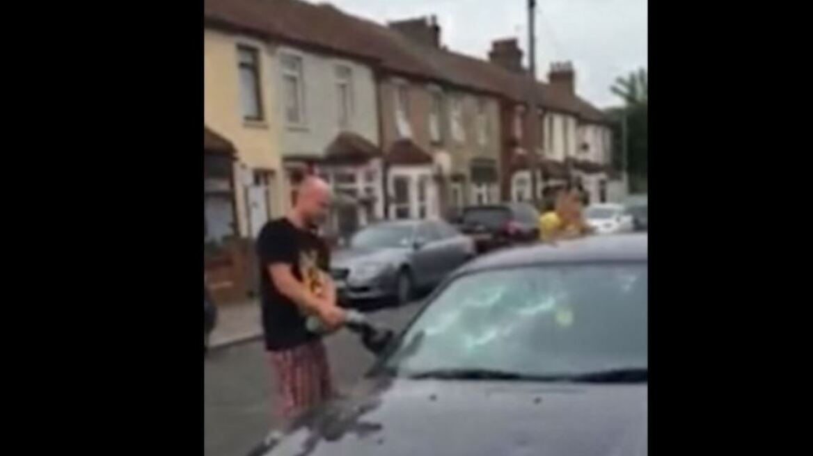 Βίντεο: Ομάδα Ρουμάνων κάνει γυαλιά - καρφιά αυτοκίνητο γιατί είχε παρκάρει «στη θέση τους»