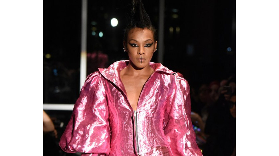 Ανατρεπτική πασαρέλα στη Ν.Υόρκη: Νοτιοκορεατικός οίκος μόδας φόρεσε στο αιδοίο των μοντέλων του... περούκα