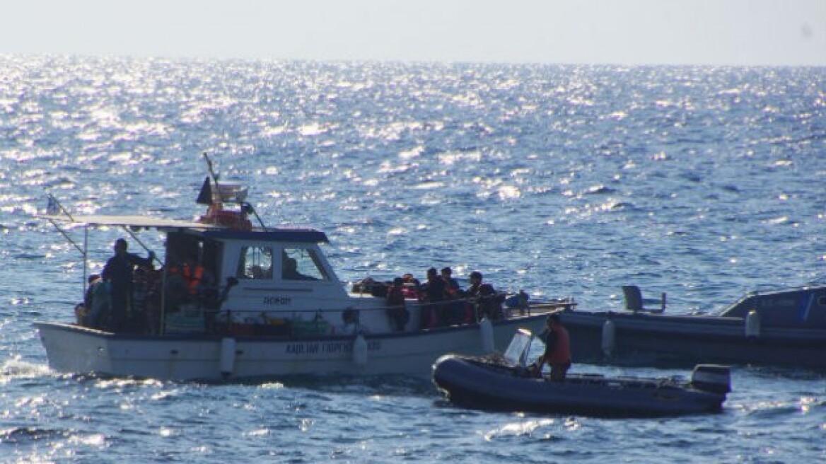 Μεταφέρθηκαν στον Πειραιά οι 17 Τούρκοι που ζητούν πολιτικό άσυλο