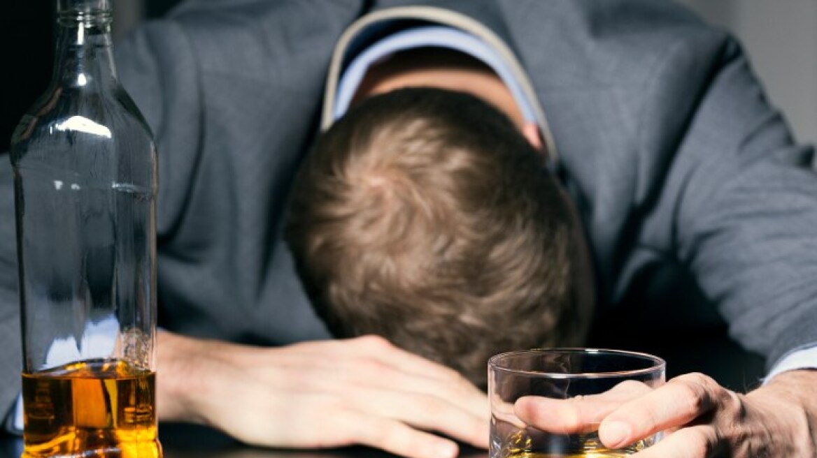 Το πολύ αλκοόλ προκαλεί βλάβες στον εγκέφαλο και τελικά άνοια
