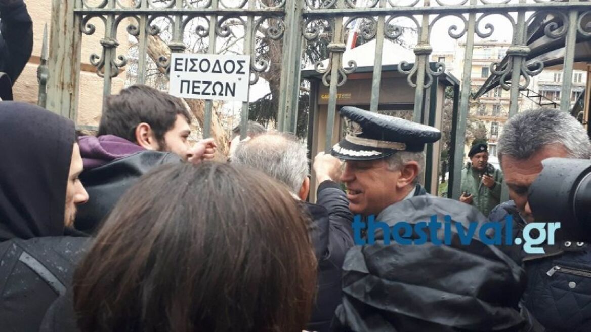 Θεσσαλονίκη: Ένταση στο Υπουργείο Μακεδονίας-Θράκης για τους πλειστηριασμούς