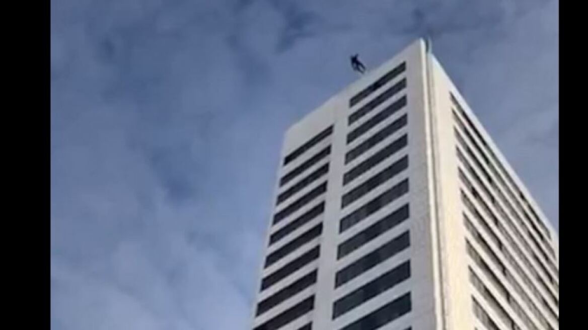 Τρομακτικό βίντεο: Πέφτει από 24ωροφο κτήριο αλλά το αλεξίπτωτο που φοράει δεν ανοίγει