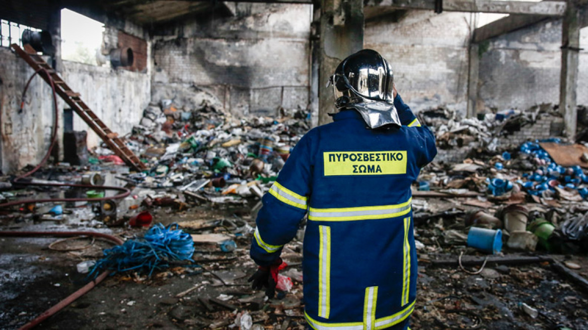 Βίντεο: Φωτιά σε εργοστάσιο στη Μάνδρα - Νεκρός ένας άντρας