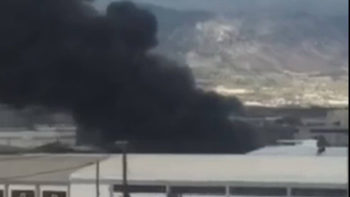 Βίντεο: Φωτιά σε εργοστάσιο στη Μάνδρα
