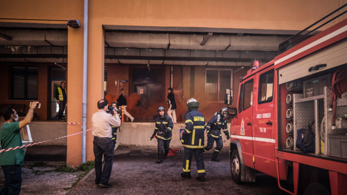 Άσκηση ετοιμότητας στο «Αττικόν»: Πυροσβέστες και αντίσκηνα στο προαύλιο του νοσοκομείου