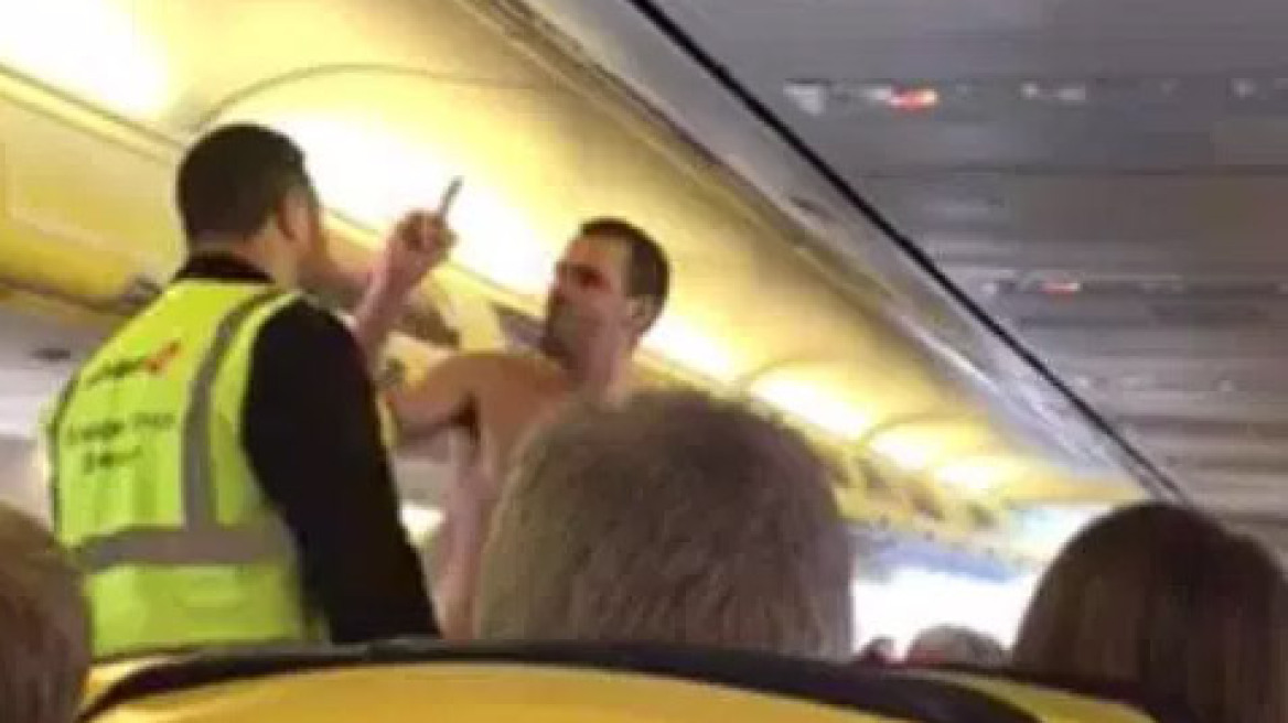 Ημίγυμνος επιβάτης της Ryanair βρίζει και απειλεί το πλήρωμα κατά τη διάρκεια πτήσης