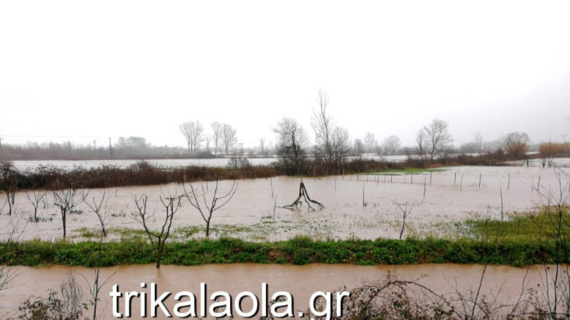 Τρίκαλα: Υπερχείλισαν ποτάμια, στρέμματα πλημμύρισαν, κινδυνεύουν χωριά