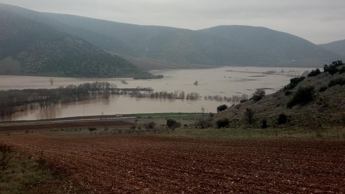 Τρίκαλα: Οι πλημμύρες μετέτρεψαν σε «θάλασσα» τον κάμπο της Φαρκαδόνας