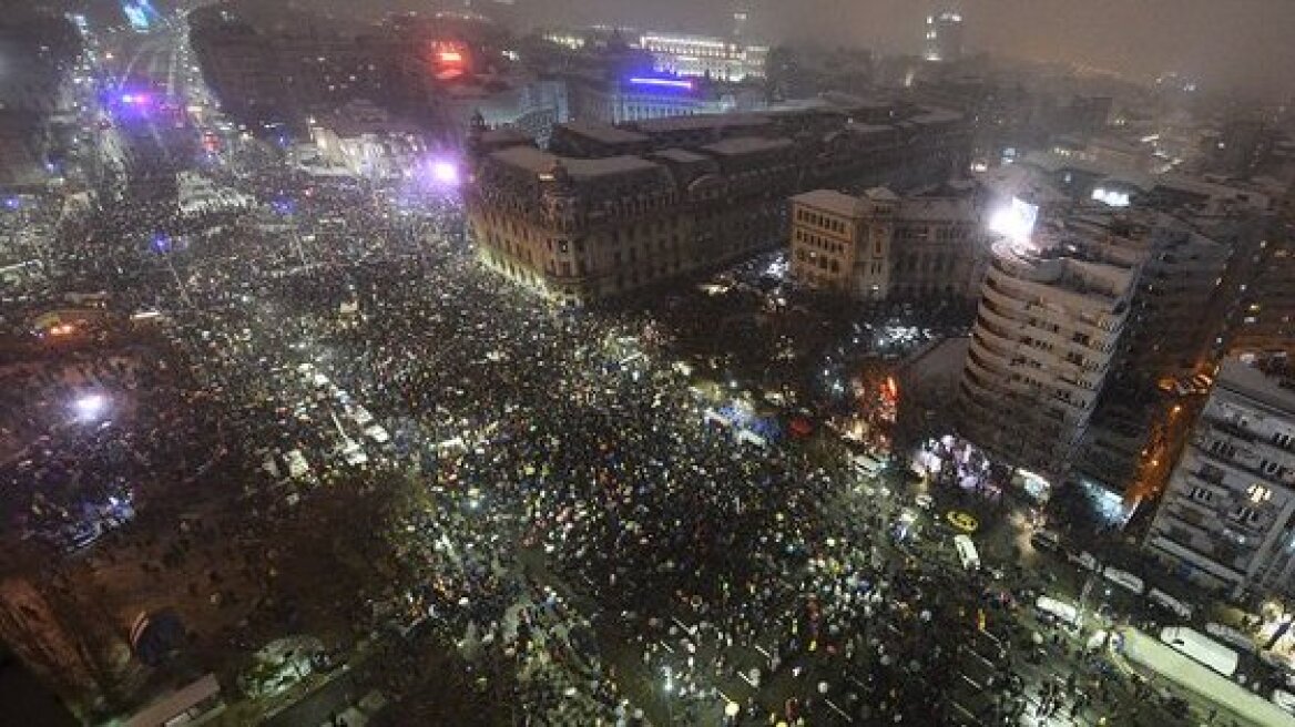 Ρουμανία: Χιλιάδες διαδηλωτές στους δρόμους για να υποστηρίξουν την επικεφαλής της Εισαγγελίας Διαφθοράς 