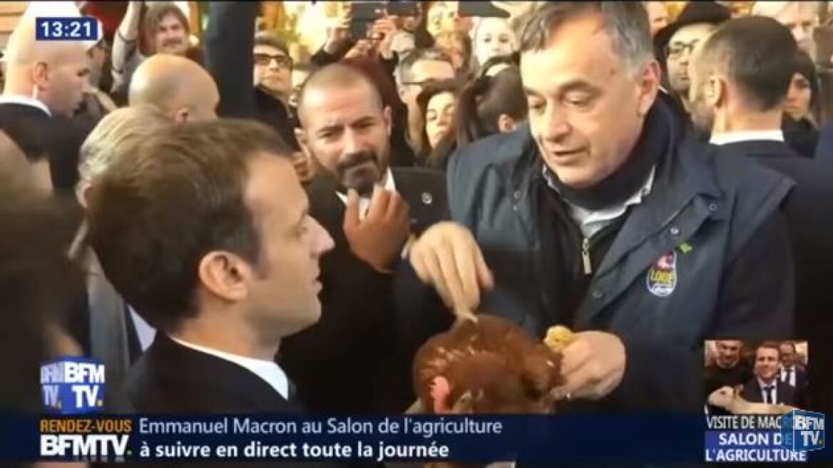 Βίντεο: Δύο... κότες έκαναν δώρο στον Μακρόν οι Γάλλοι αγρότες 