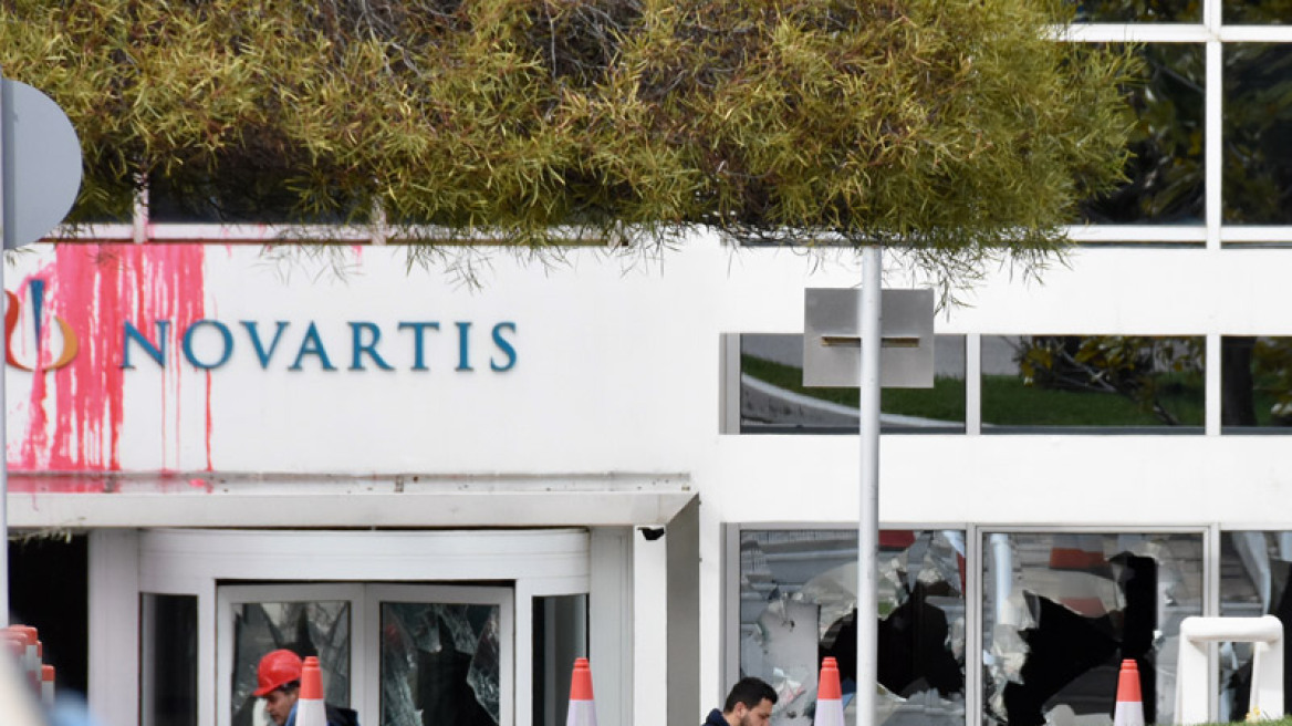 Ο Ρουβίκωνας επιτέθηκε με βαριοπούλα και μπογιές στα γραφεία της Novartis