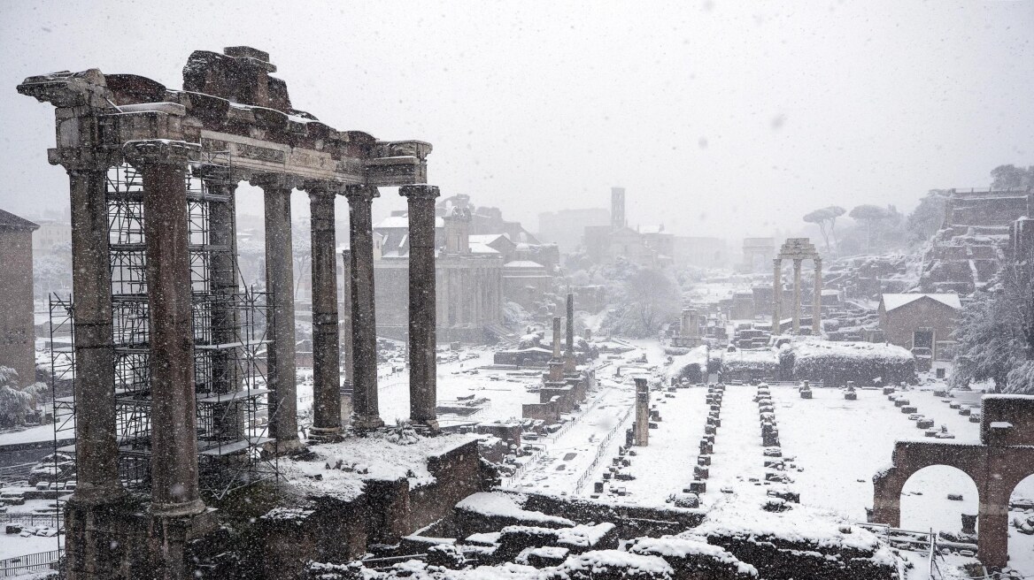 Φωτογραφίες: Η σφοδρότερη χιονόπτωση των τελευταίων 6 ετών στη Ρώμη - Στα λευκά το Κολοσσαίο