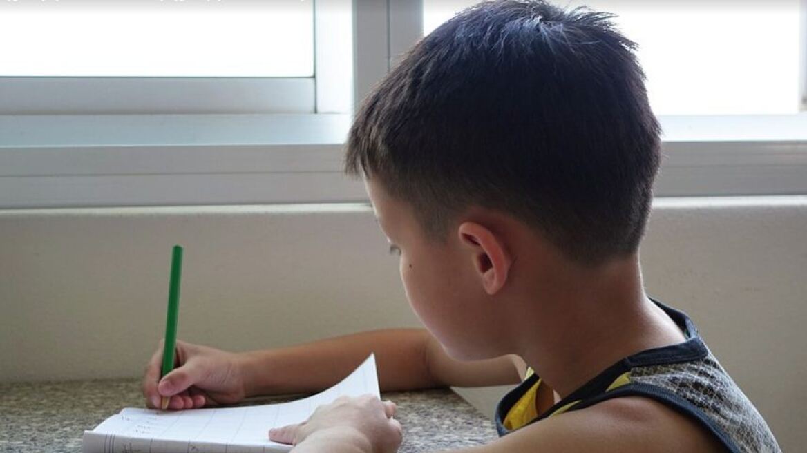 Η τεχνολογία έχει «κλέψει» από τα παιδιά την ικανότητα να... κρατούν το μολύβι τους
