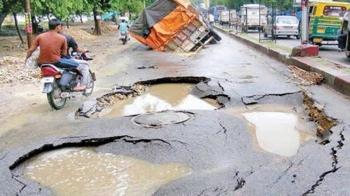  Όταν βρέχει στην Ινδία οδηγοί και πεζοί... προσεύχονται