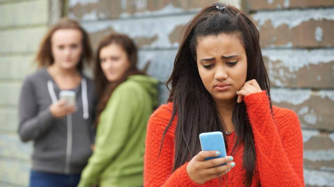 Η αποτυχία των social media να ελέγξουν το διαδικτυακό bullying «απειλεί» την ψυχική υγεία των νέων