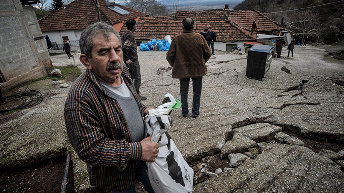 Πιαλεία Τρικάλων: Αφήνουν τα σπίτια τους που καταρρέουν από τις κατολισθήσεις