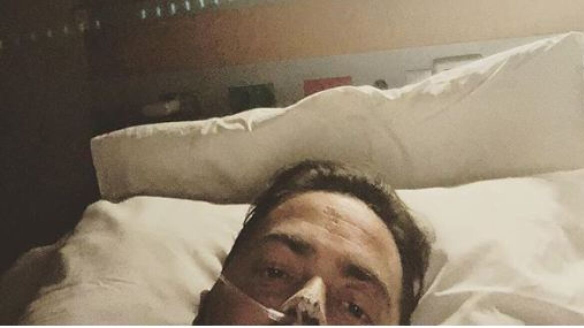 Βρεττός: Φωτογραφία από το κρεβάτι του νοσοκομείου - «Τα χειρουργεία πήγαν καλά»