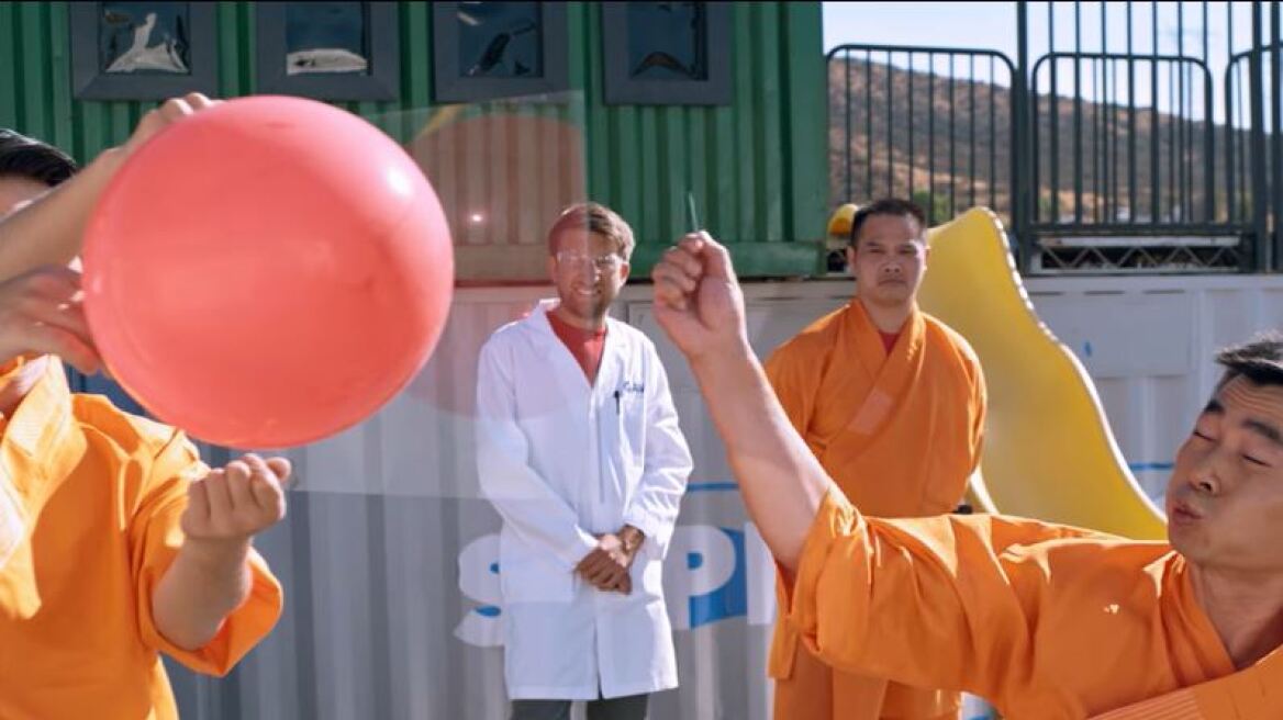 Απίστευτο βίντεο: Σαολίν πετά καρφίτσα μέσα από γυαλί και σκάει μπαλόνι!