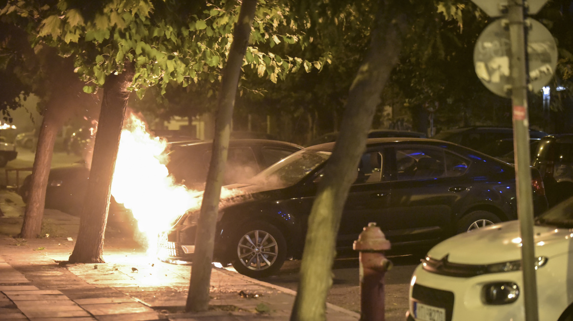 Μπαράζ επιθέσεων σε αυτοκίνητα και τράπεζες το βράδυ στην Αθήνα