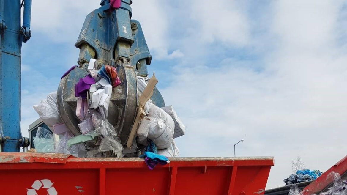 Φωτογραφίες: Το ΣΔΟΕ πέταξε στα σκουπίδια πάνω από 130.000 προϊόντα-μαϊμού