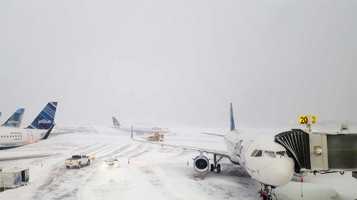 ΗΠΑ: Έκλεισε το αεροδρόμιο JFK λόγω της σφοδρής χιονοθύελλας